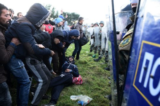 Φράχτη από συρματόπλεγμα στήνει στα σύνορα η ΠΓΔΜ
