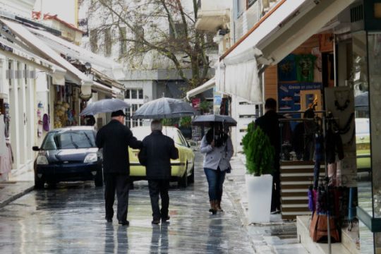 Ισχυρές βροχές, νότιοι άνεμοι και χιόνια στα ορεινά