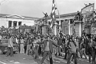 Mνήμες όσων δεν μπορούσαν να μπουν στο Πολυτεχνείο το 1973