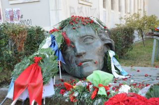 H εξέγερση ζει ανάμεσά μας