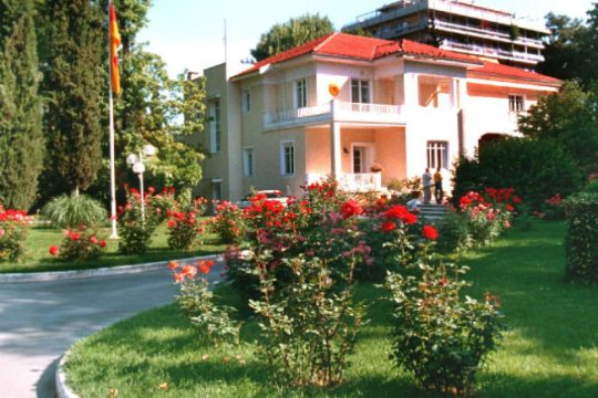 Φυλλάδια για τους πρόσφυγες στην αυλή του Γερμανού πρέσβη