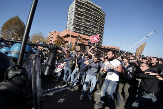 Συγκρούσεις με την αστυνομία για τον Μπερλουσκόνι