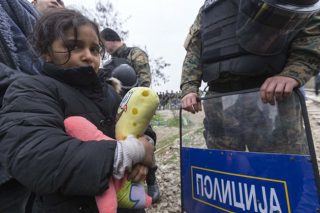Τρώνε… πόρτα λόγω εθνικότητας