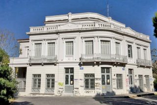 Η στέγη του Συλλόγου των Αρχαιολόγων: Το προνομιούχο κτίριο