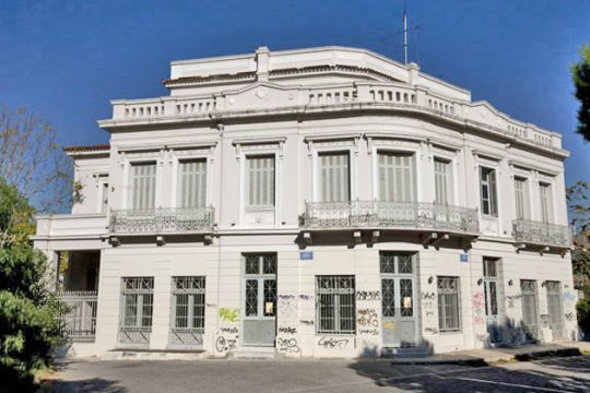 Η στέγη του Συλλόγου των Αρχαιολόγων: Το προνομιούχο κτίριο