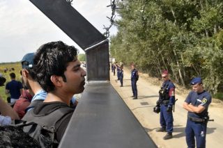 Ο φόβος χτίζει… τρύπιους φράχτες
