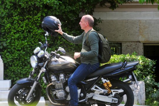 «Επρεπε να είχαμε χρεοκοπήσει»