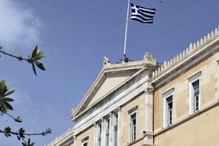 Στη Βουλή με πλαστά πτυχία