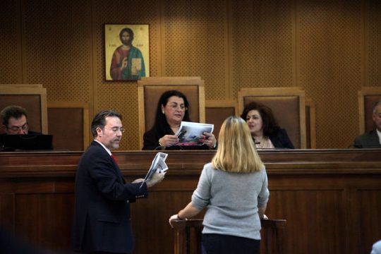 Eκπαιδευμένοι… μαχαιροβγάλτες [8-12-2015]