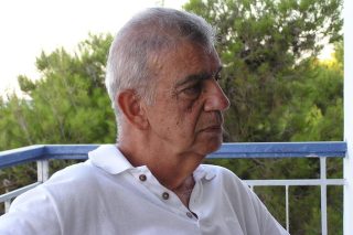 Τρεις αφηγήσεις για τον Μένη, τρία βλέμματα για τον Κουμανταρέα
