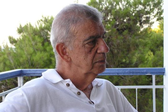 Τρεις αφηγήσεις για τον Μένη, τρία βλέμματα για τον Κουμανταρέα