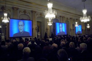 «Η πολιτική εξουσία μάς περιβάλλει με ψέματα»