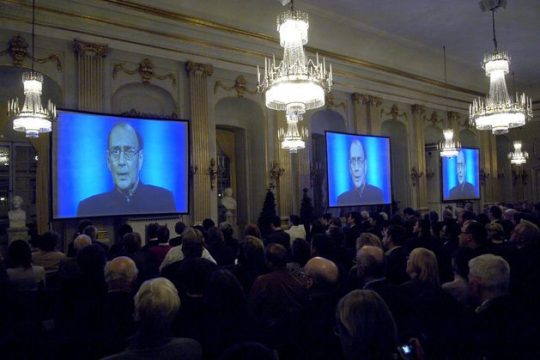 «Η πολιτική εξουσία μάς περιβάλλει με ψέματα»