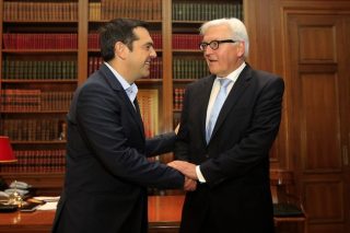 «Σβήνει» με λάδι τη φωτιά