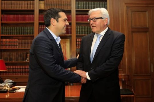 «Σβήνει» με λάδι τη φωτιά
