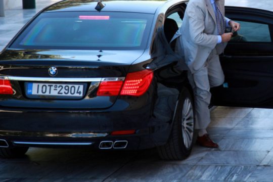 Σοβαρές ατασθαλίες σε μετακινήσεις κρατικών αυτοκινήτων
