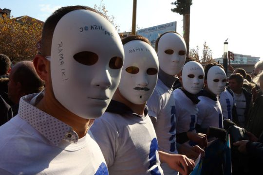 Δημοκρατική διαδήλωση με μάσκα… Μπερίσα