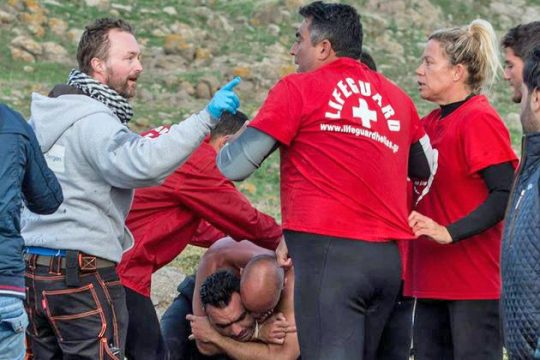 Οι «ναυαγοσώστες» δεν σώζουν μόνο, δέρνουν κιόλας