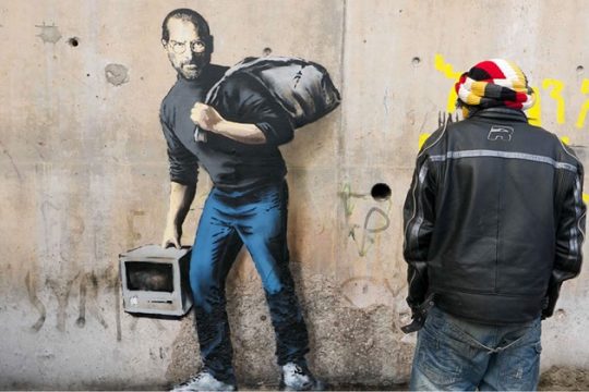 Δια χειρός Banksy… ο Στίβ Τζομπς πρόσφυγας!