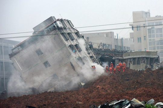 Βιομηχανική λάσπη ισοπέδωσε 33 κτίρια, 91 αγνοούμενοι