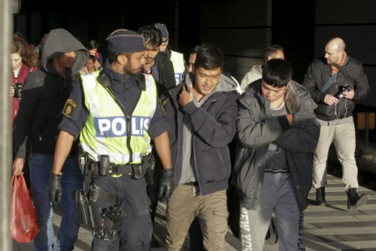 Τους… κλέβουν για να τους φιλοξενήσουν