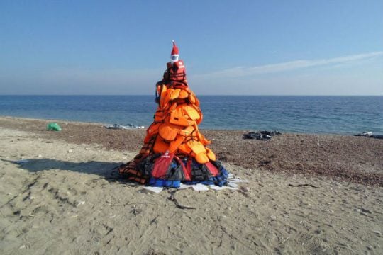 Xριστουγεννιάτικο δέντρο από σωσίβια στη Λέσβο