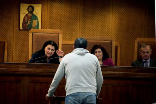 Δεν… άντεξε τις ερωτήσεις της προέδρου ο αστυνομικός