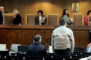 Ο δαίμων του Τυπογραφείου στη… δίκη της Χρυσής Αυγής