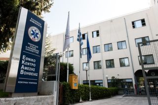 Αναστέλλουν την επίσχεση εργασίας οι εργαζόμενοι στο ΕΚΑΒ