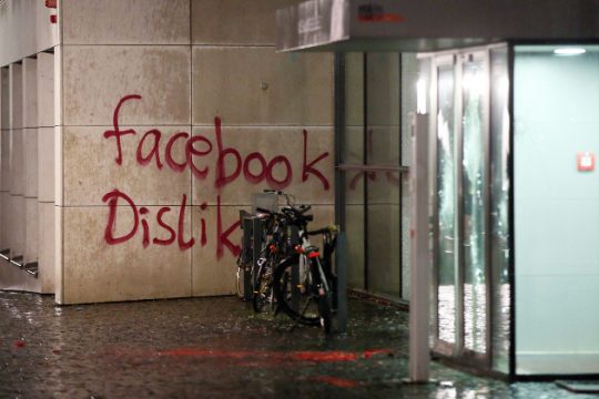 Dislike με… πέτρες στα γραφεία του Facebook [εικόνες]