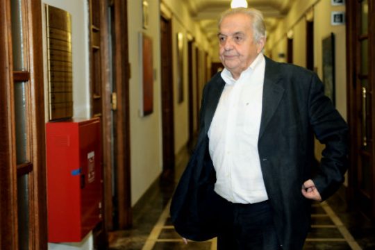 «Δεν θα κοπούν οι κύριες συντάξεις, έως 15% η μείωση των επικουρικών»