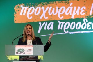 Μια πρόταση και μια… μπηχτή