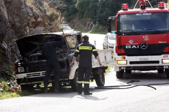 Στις φλόγες αυτοκίνητο, σώοι οι επιβάτες