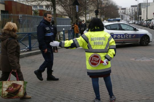 Συναγερμός στο Παρίσι από επίθεση σε δάσκαλο και αναφορά στο ΙΚ