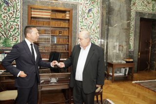Στρώνει «χαλί» οικουμενικής…