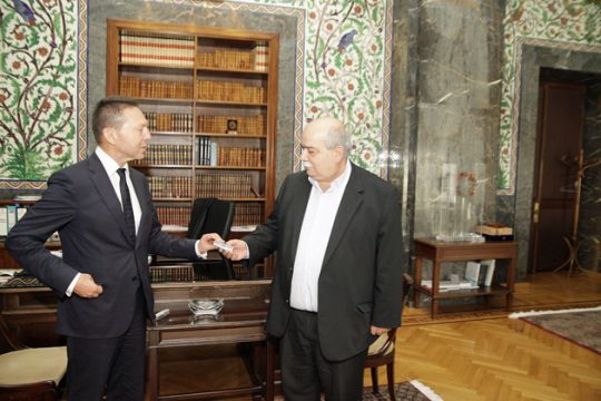 Στρώνει «χαλί» οικουμενικής…