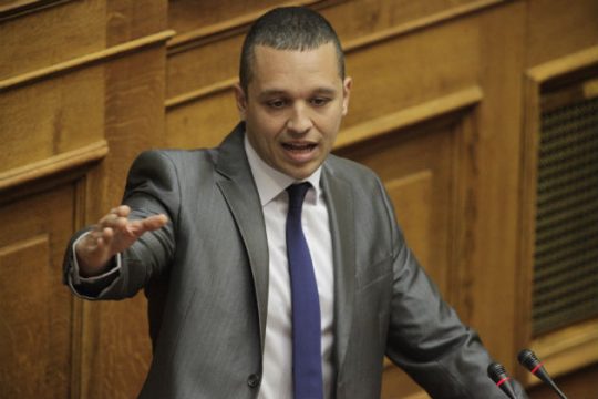 Νέα πρόκληση Κασιδιάρη στη Βουλή