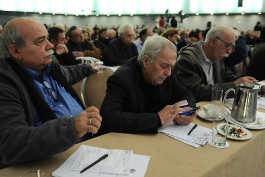 Με ομιλίες υπουργών και στελεχών συνεχίζεται η ΚΕ του ΣΥΡΙΖΑ