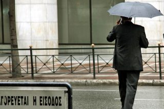 Σταθερά… κολλημένοι με τα κινητά
