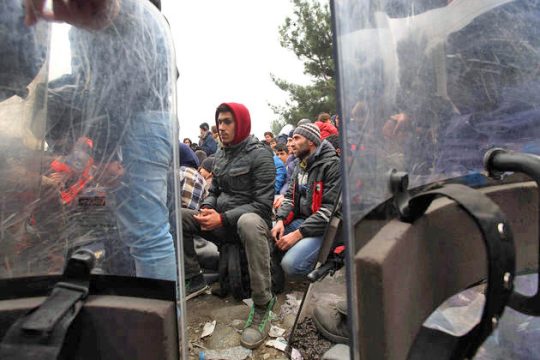 Ντόμινο σκληραίνει τη μεταναστευτική μας πολιτική
