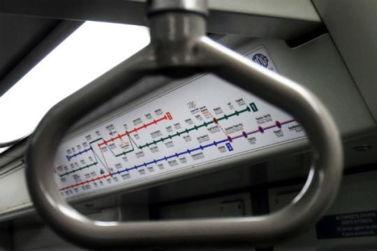 «Χειρόφρενο» τραβούν το βράδυ, τα μέσα σταθερής τροχιάς