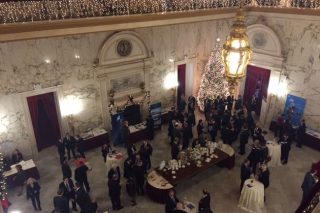 Επίμονο με την ελάφρυνση εμμονικό με τις περικοπές