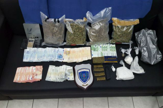 Συλλήψεις για ναρκωτικά σε σπίτι στην Γλυφάδα