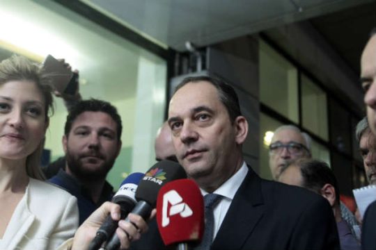 Πυρ ομαδόν της αντιπολίτευσης για το παράλληλο πρόγραμμα