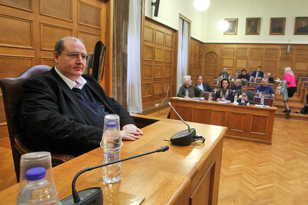 Ενας διάλογος γεμάτος φωνές και καχυποψία