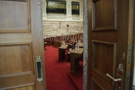 Στη Βουλή το παράλληλο πρόγραμμα της κυβέρνησης