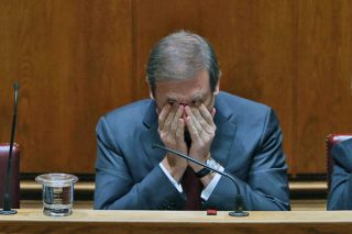 Η Δεξιά δείχνει τα δόντια της