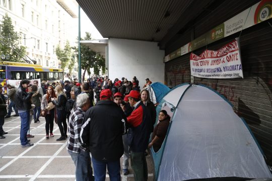 Με σκηνές έξω από το υπ. Εργασίας οι πενταμηνίτες