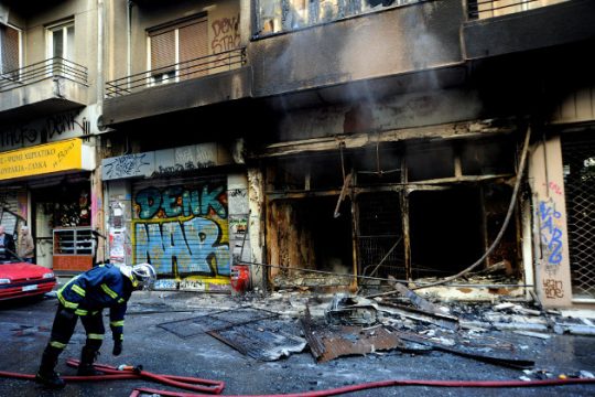 Κάηκε ολοσχερώς κατάστημα στα Εξάρχεια