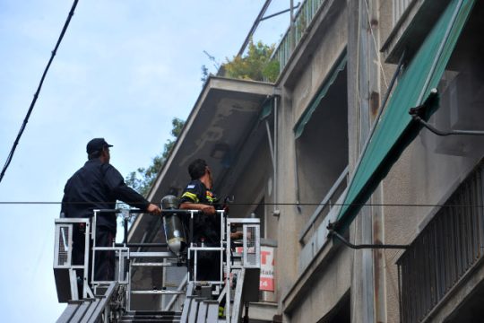 Μεγάλη πυρκαγιά στη Κηφισιά – Απεγκλωβίστηκαν 13 άτομα